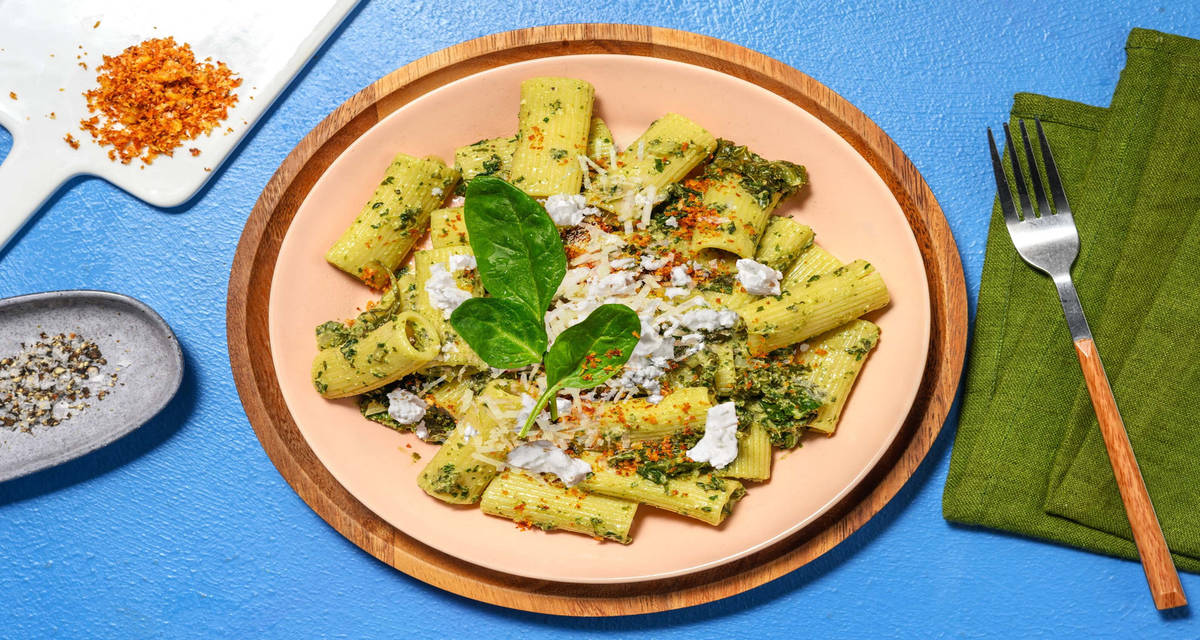 Rigatoni, pesto de chou kale & pecorino avec des épinards & des noix