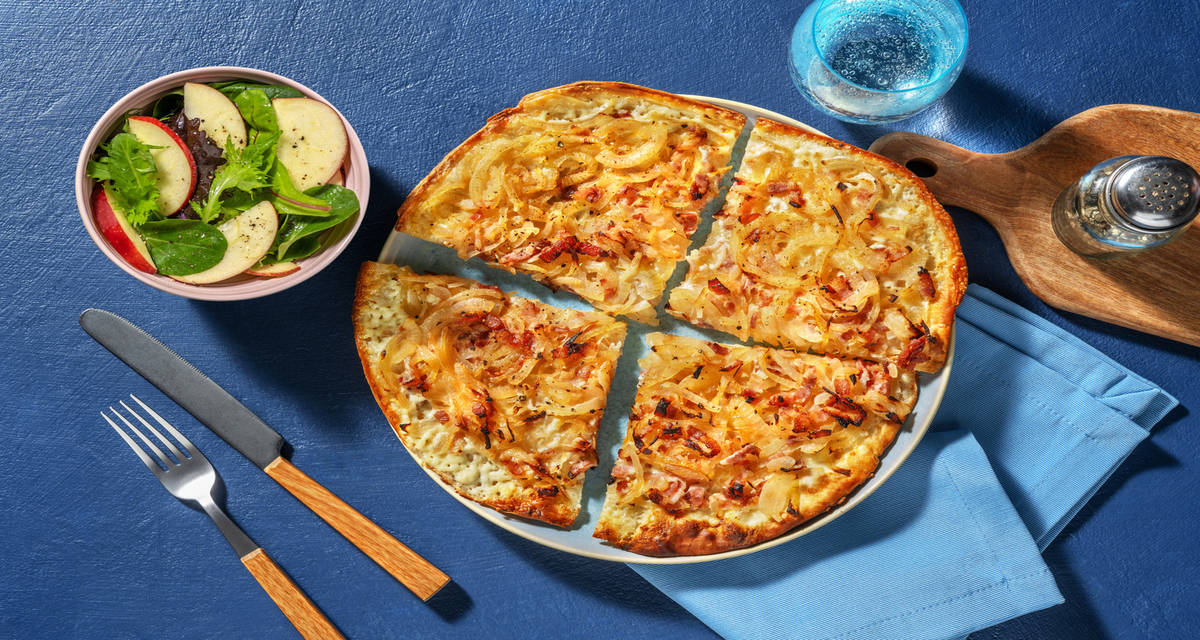 Tarte façon flammekueche aux lardons avec une salade aux pommes