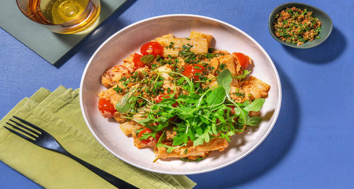 Vegetarisk kikärts- och tomatpasta med spröd pangrattato och krämig ricotta