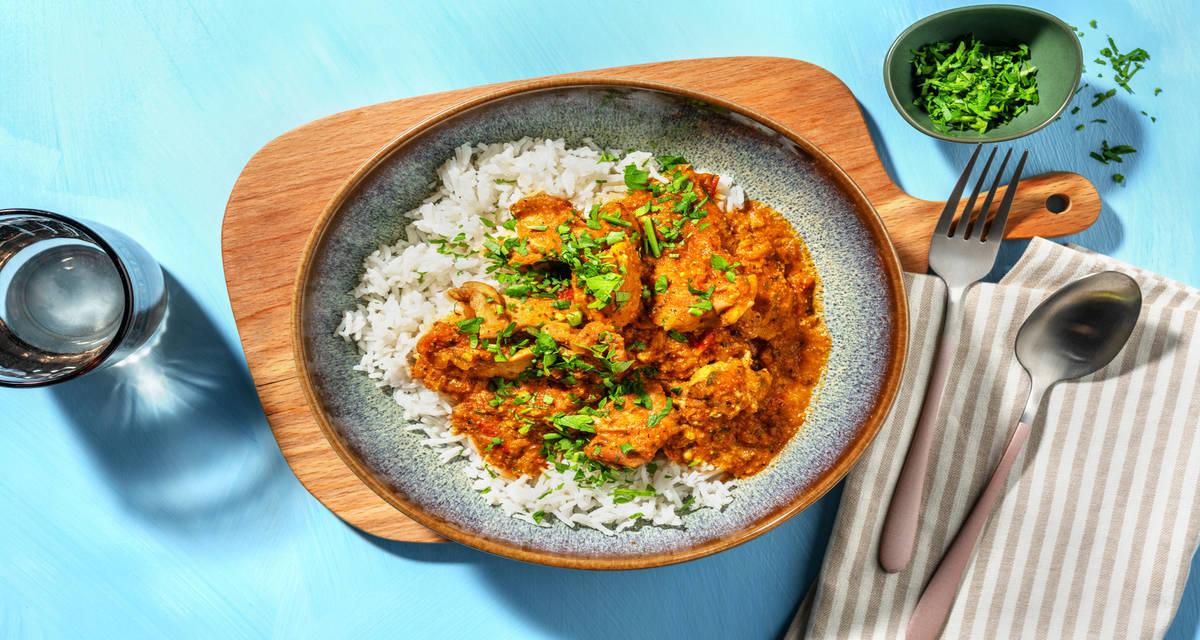Guiso de pollo y avellanas acompañado de arroz basmati y perejil