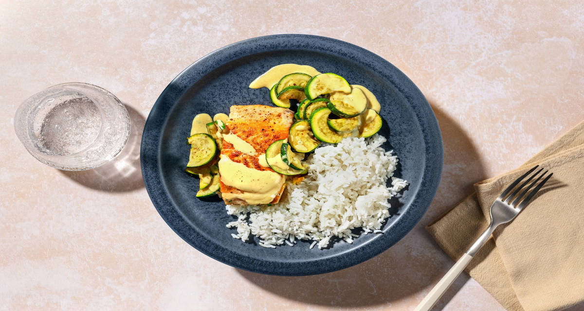 Extra de salmón noruego con salsa cítrica de mostaza con calabacín salteado y arroz