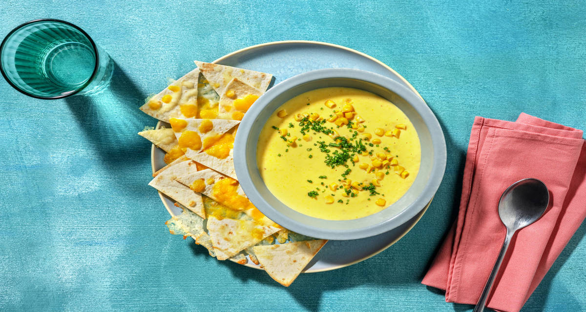 Crema casera de elote con totopos caseros y queso fundido