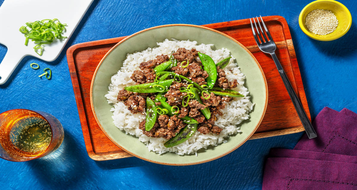 Bol japonés de ternera y judías verdes con arroz jazmín y semillas de sésamo