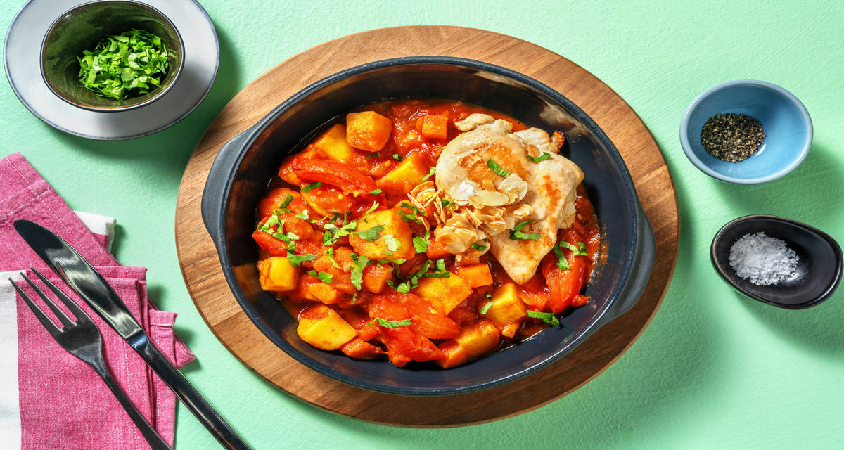 Tajine bel loz: guiso con extra de pollo y almendras sobre verduras guisadas y perejil fresco