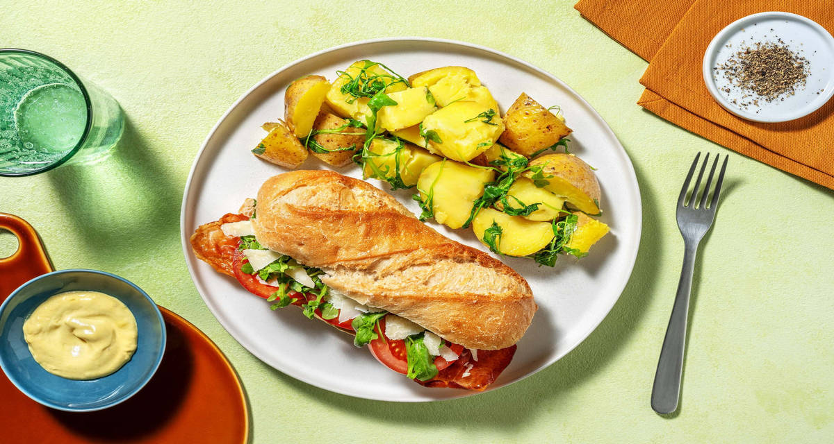 Sprød prosciutto-panino med cremet pestodressing og frisk rucola