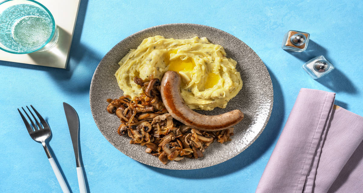 Saucisse de Toulouse & purée au cantal AOP avec des oignons confits & des champignons de Paris