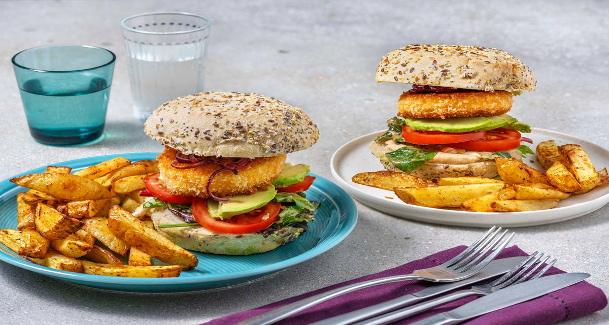 Burger à la mozza panée & avocat avec de la salade et de la tomate