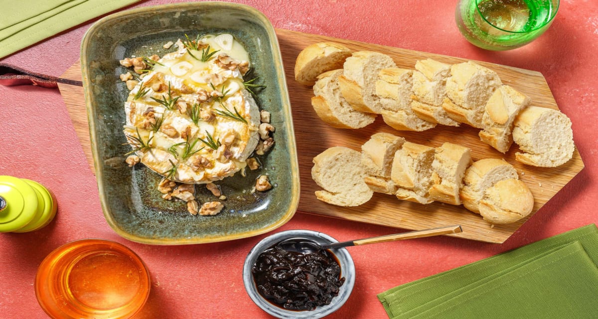 Camembert au four romarin, chutney d'oignon piquant et noix-image