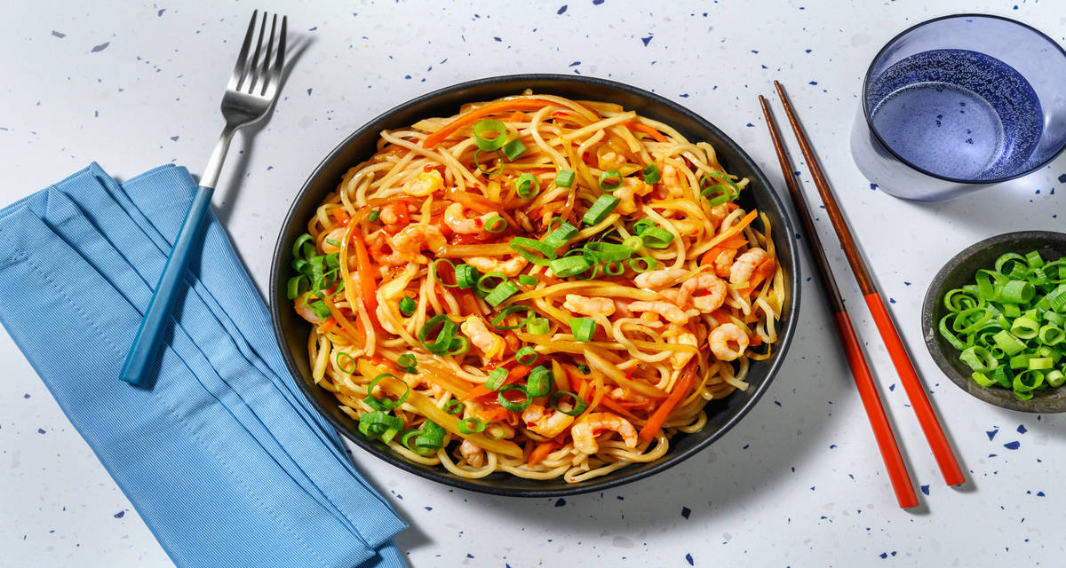 Chow mein super rapidi ai gamberetti in salsa chili con cipollotto aromatico e verdure saltate alla soia