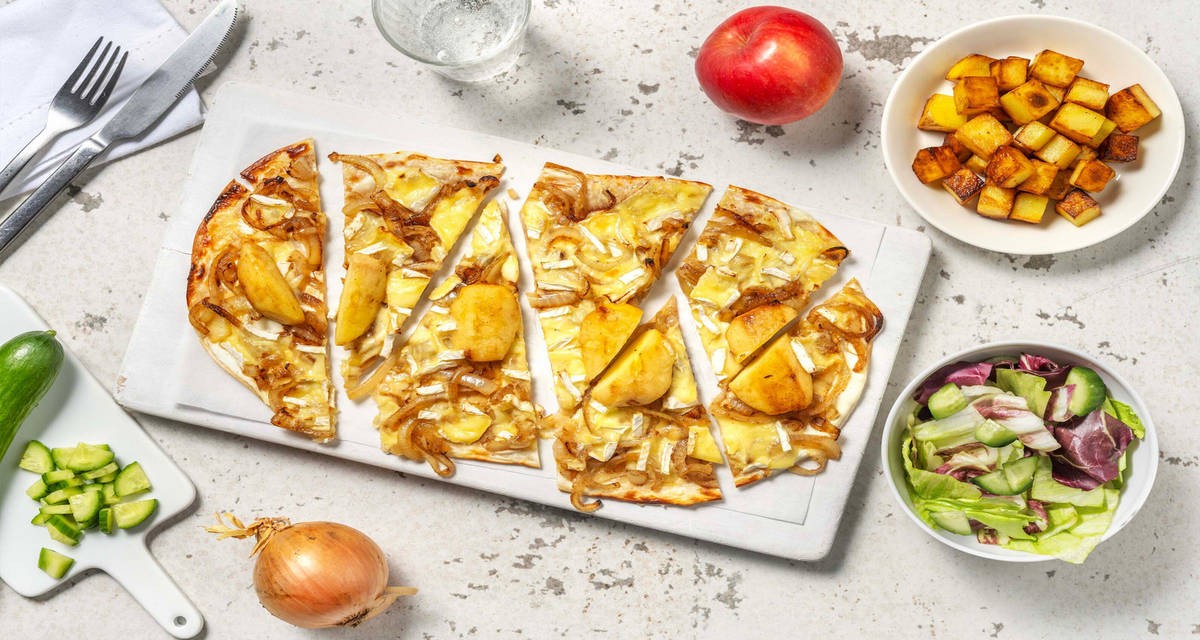 Flammekueche au brie et à la pomme pommes de terre sautées et salade de concombre