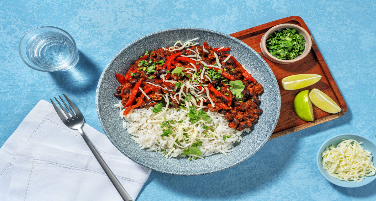 Chili rápido de carne y alubias negras con arroz basmati y cilantro fresco