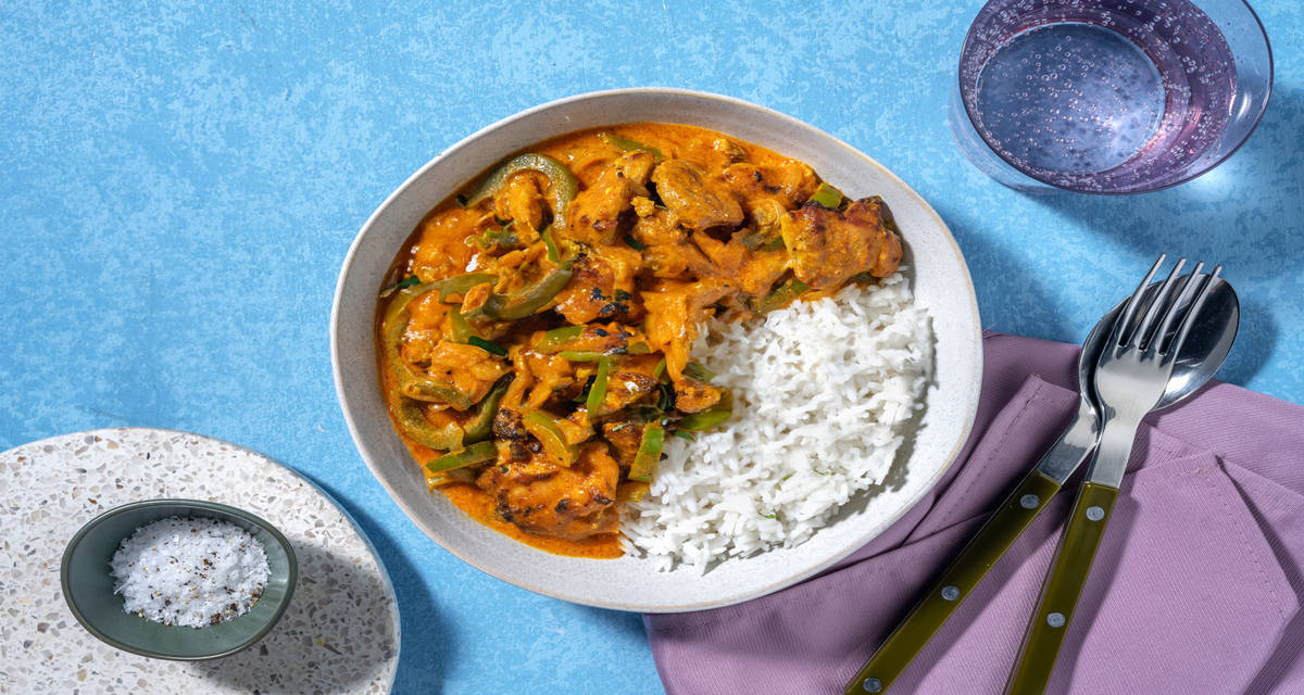 Curry de pollo y verduras al estilo tikka con pimiento y arroz basmati