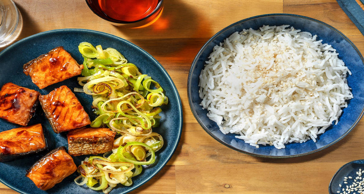 Salmone fusion in glassa di soia e miele con spezie aromatiche, porro e riso Jasmine