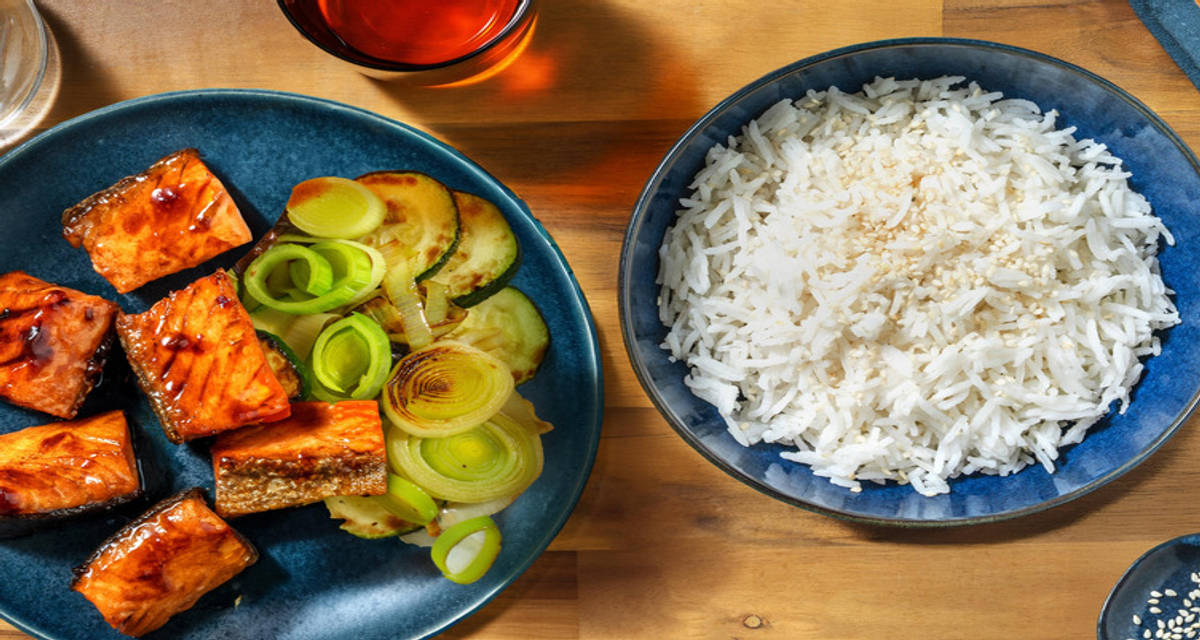 Salmone speziato in glassa di soia e miele con porro tenero, zucchine e riso Jasmine