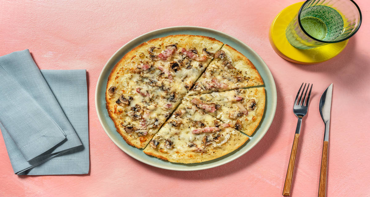 Pizza carbonara con bacon con champiñones y cebolla