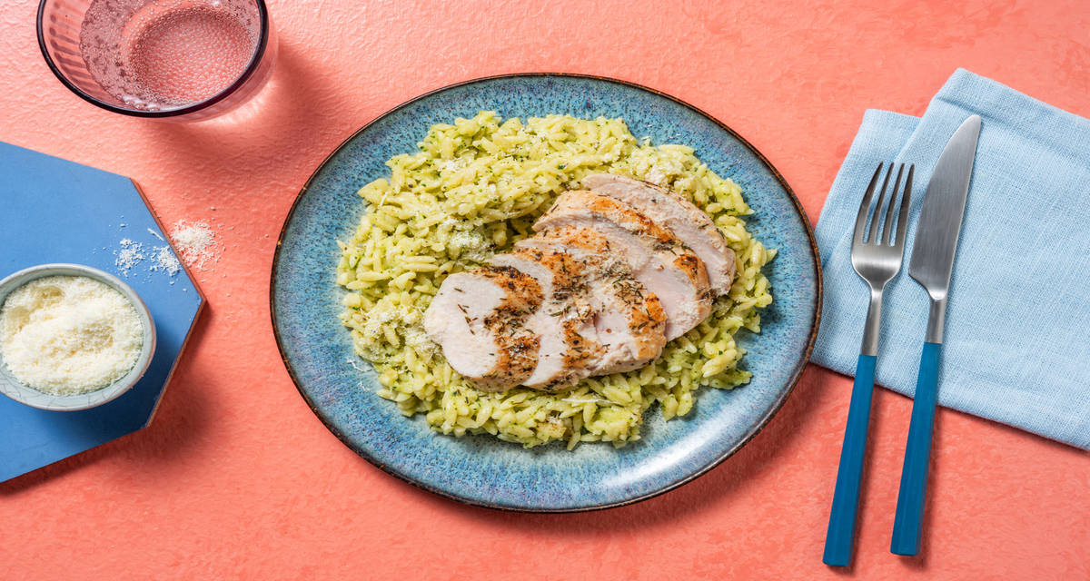 Orzo en salsa de calabacín con pollo aderezado con tomillo y queso pecorino