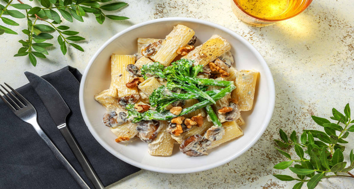 Rigatoni au fromage bleu et champignons parfumés à la truffe mascarpone, broccolini et noix