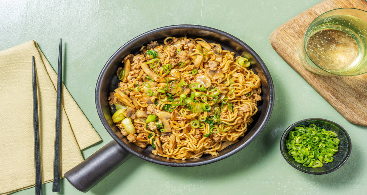 Fideos japoneses estilo teriyaki con cerdo con champiñones y espinacas