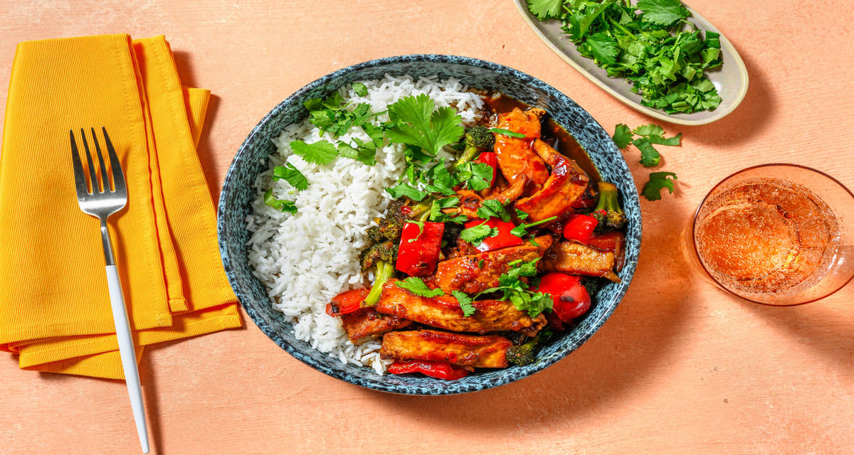 Wok de lomo de cerdo al estilo asiático con verduras salteadas sobre arroz basmati