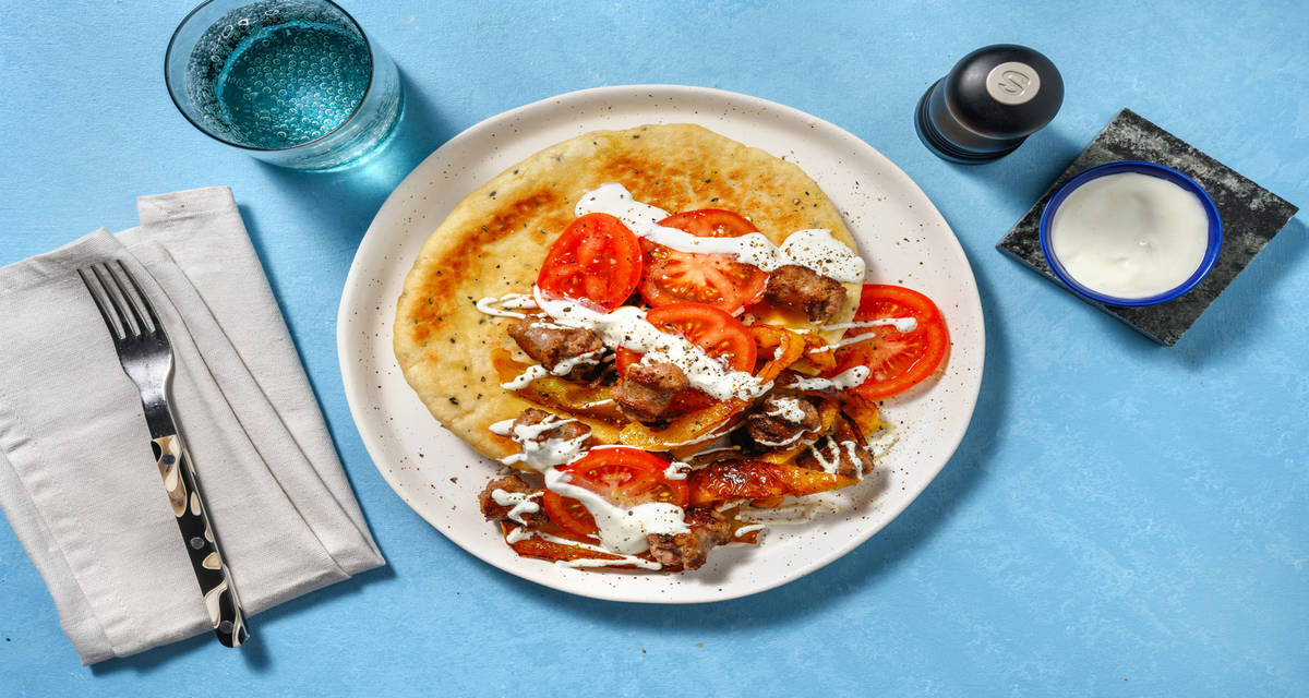 Naan alla salsiccia e peperoni alle spezie Cajun con yogurt e pomodoro fresco