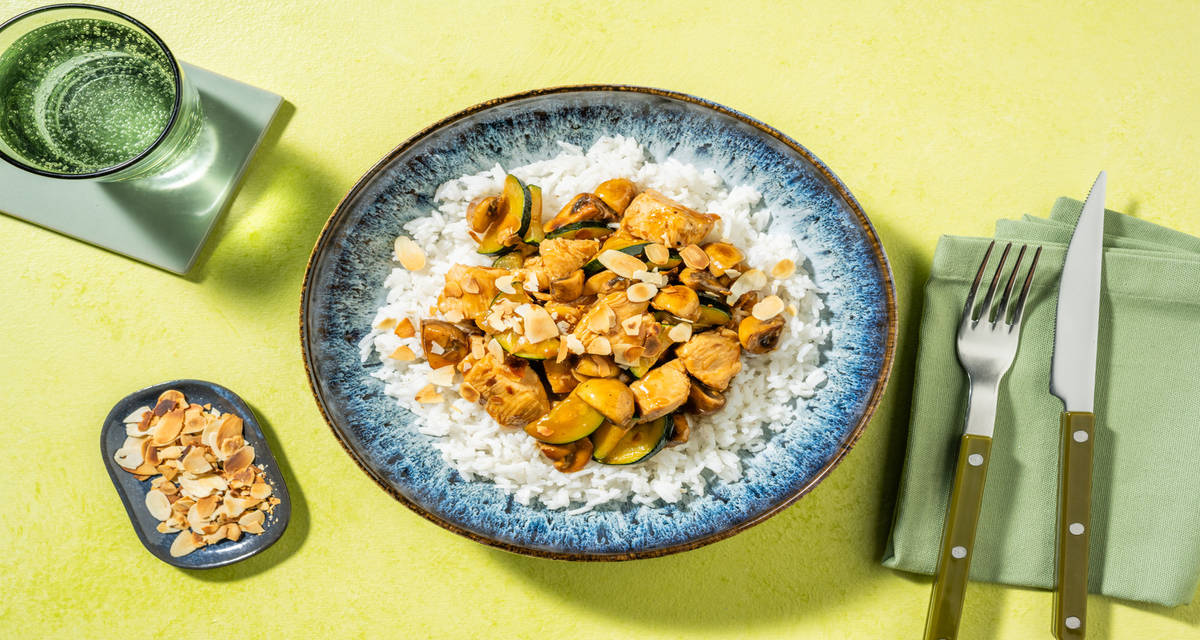 Pollo con almendras al estilo chino acompañado de arroz basmati
