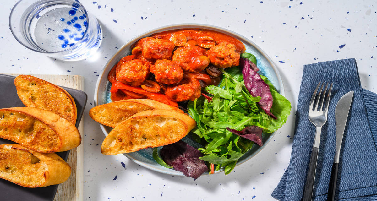 Polpette di pollo e peperoni alla romana con olive, bruschette integrali e insalata