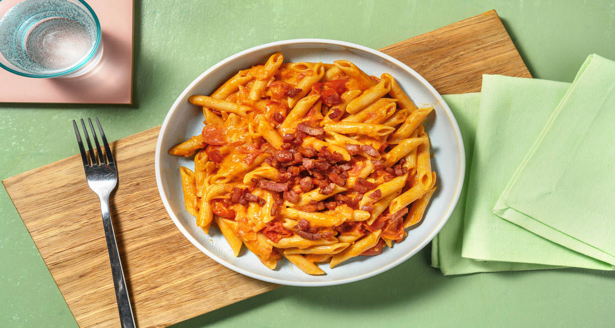Pennette "al baffo" con pomodoro, panna e pancetta croccante