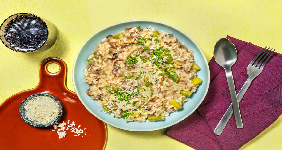Risotto de espárragos y setas con queso italiano curado y cebollino
