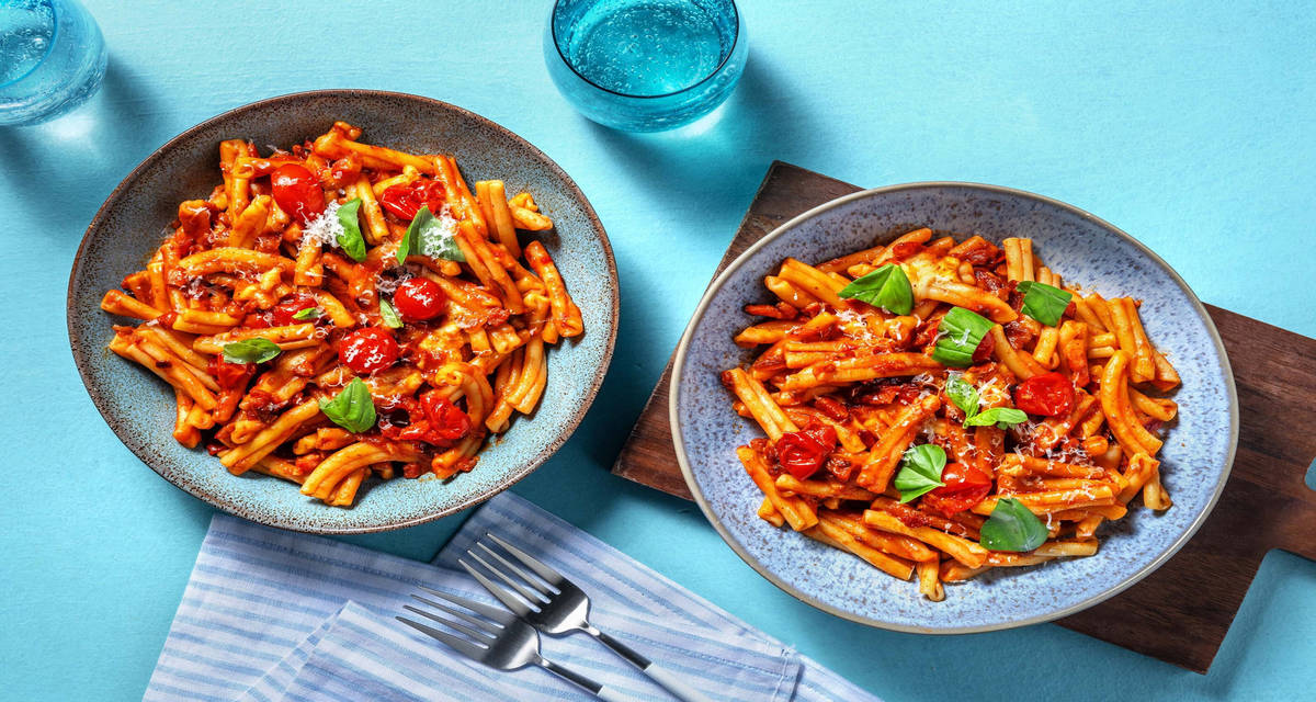 Strozzapreti al sugo di ciliegini e pancetta con mozzarella filante e basilico