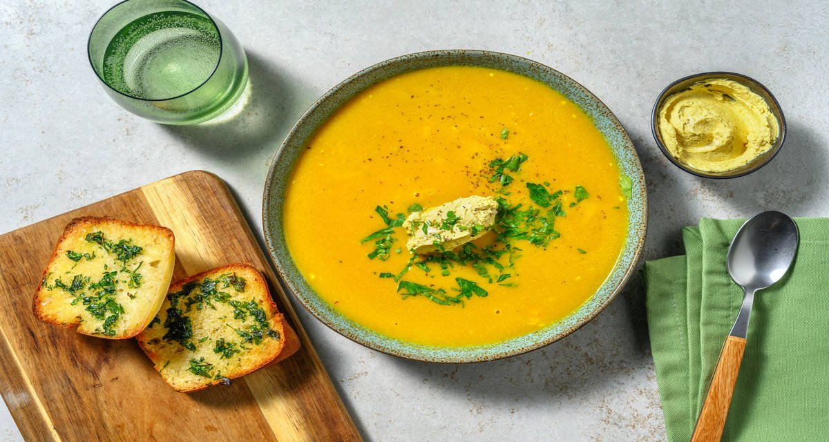 Velouté de zanahoria con leche de coco con queso crema al curry y pan de ajo casero