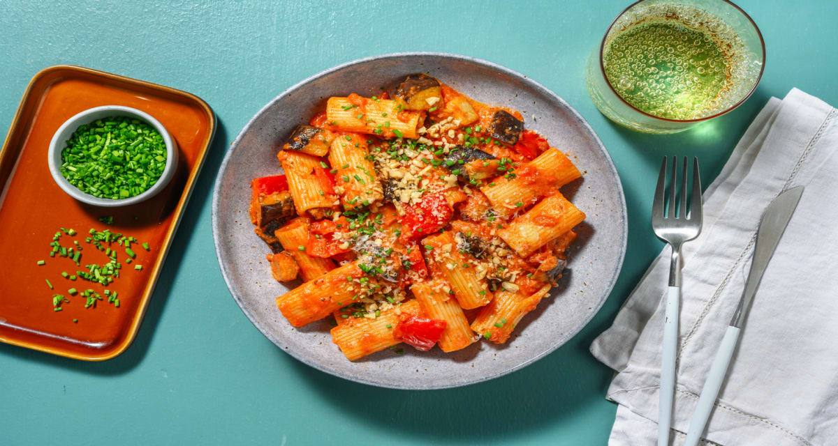 Rigatoni con berenjena y pimiento asado en salsa de tomate con nueces y cebollino-image