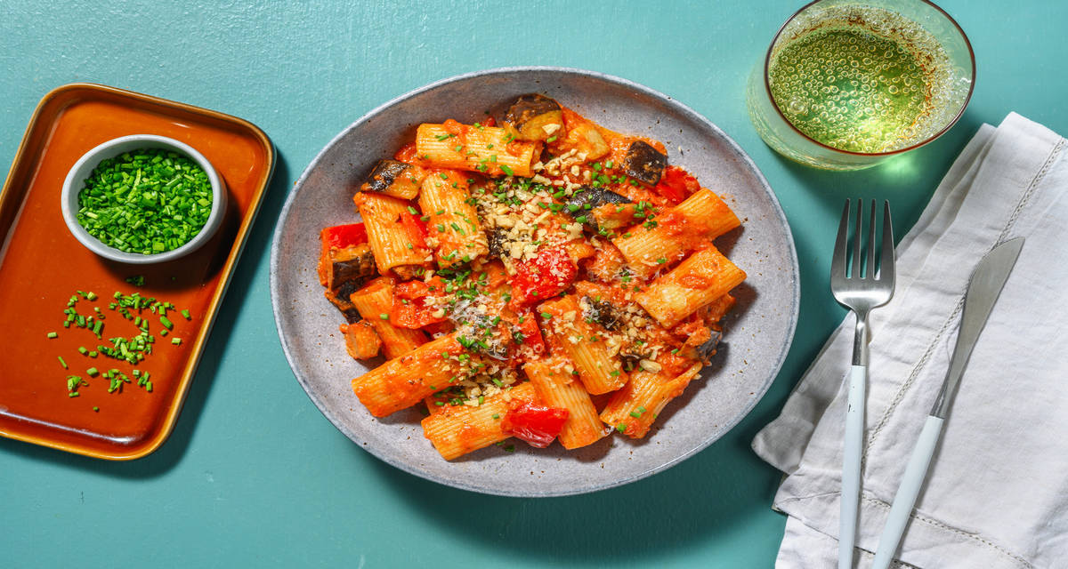Rústica vegetariana: pasta con verduras asadas en salsa de tomate con nueces y cebollino
