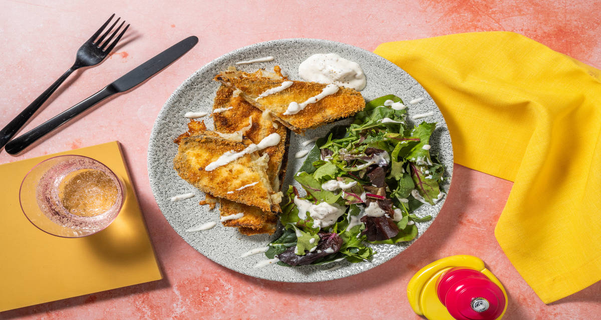 San jacobos crujientes de berenjena y queso acompañados de ensalada y salsa de yogur a la miel
