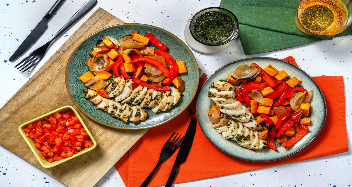 Pollo, patate dolci e peperoni arrosto con pomodori all'origano