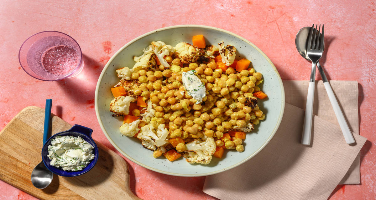 Curry de calabaza y coliflor asada con garbanzos y queso crema al cilantro