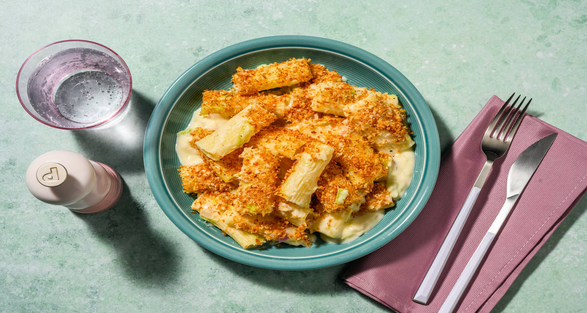 Rigatoni con bacon costra de panko en salsa de queso al estilo "Mac and Cheese"