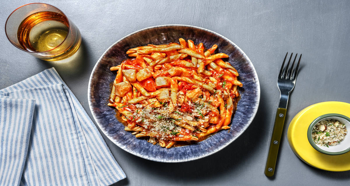 Strozzapreti al sugo di orata con crumble di panko, mandorle e prezzemolo