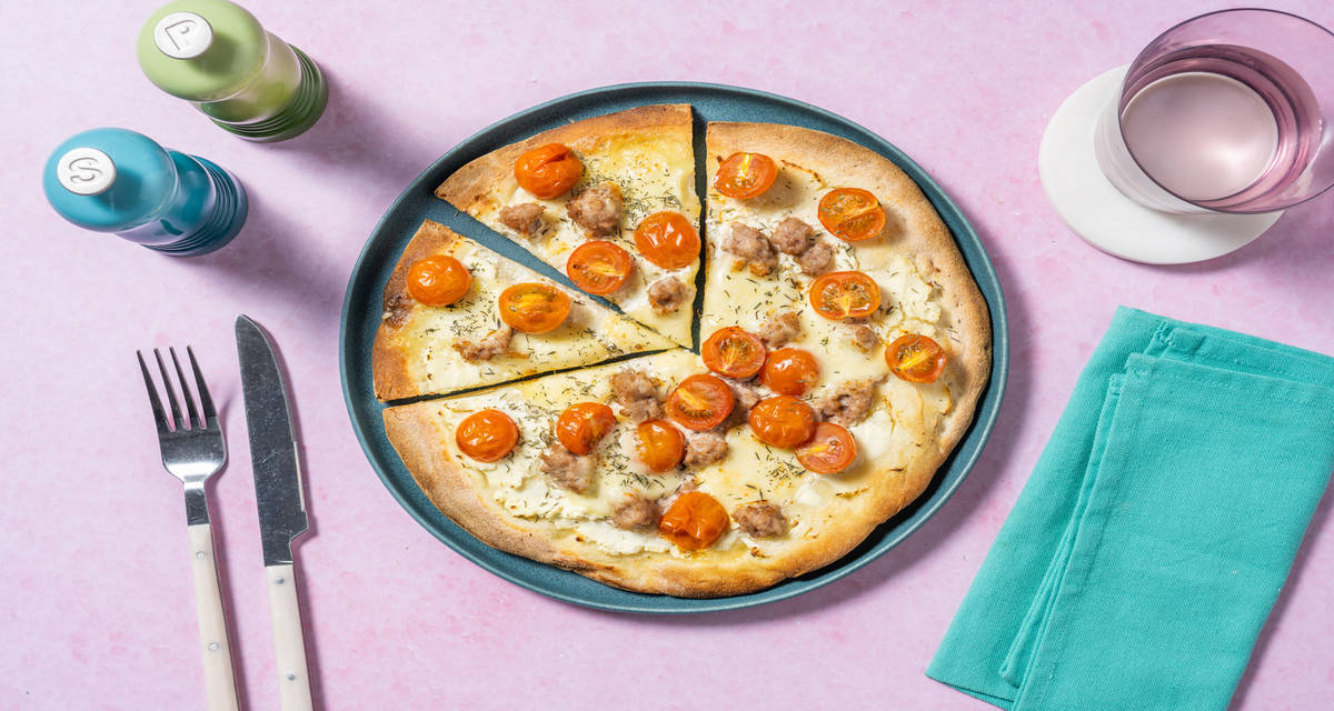 Pizza bianca con butifarra con tomates cherry, mini mozzarellas y tomillo