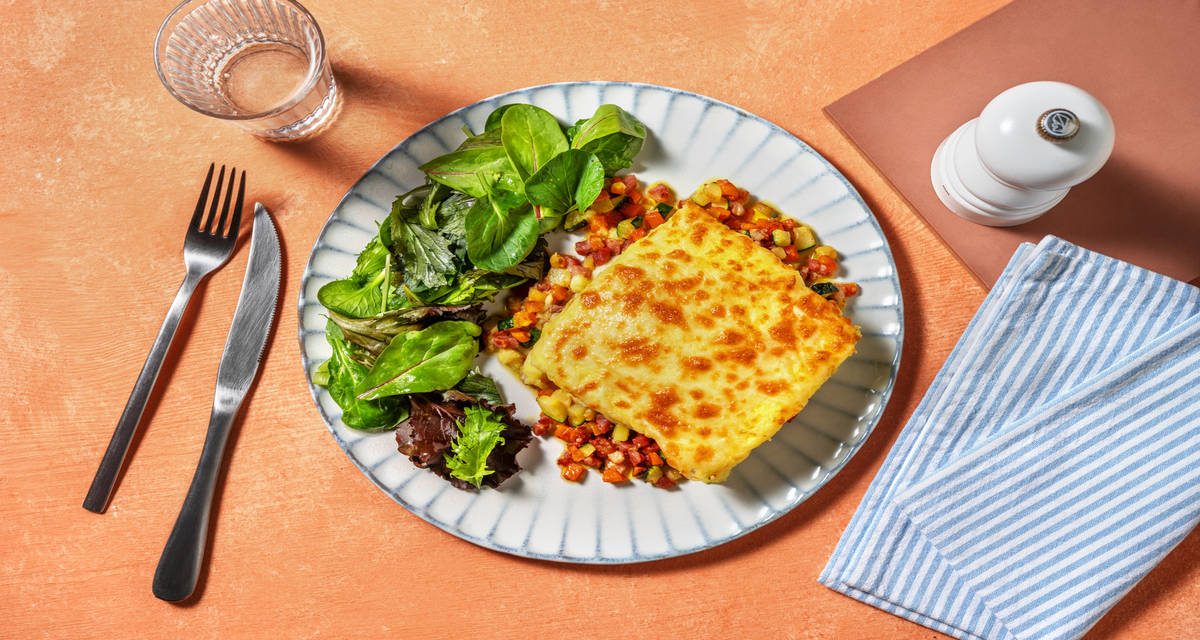 Gateau alla pancetta e cuore filante con carote, zucchine e insalata mista