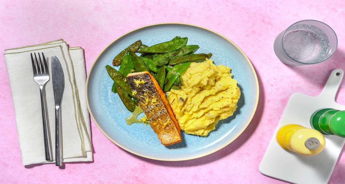 Salmón al limón con puré de patatas y tirabeques salteados