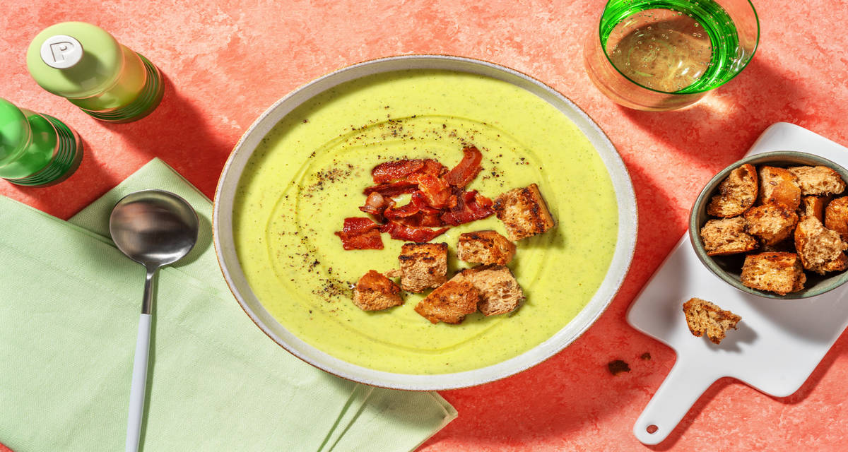 Vellutata di zucchine e chips di pancetta con ricotta, crostini di pane e basilico