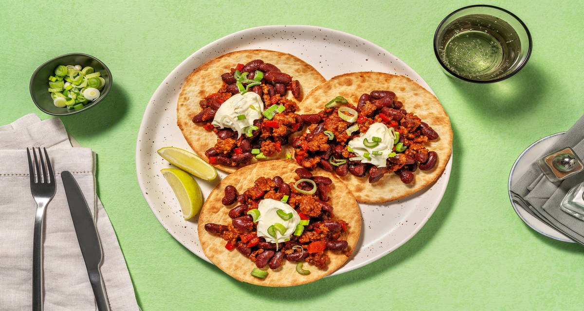 Tostadas mexicanas de ternera con frijoles con salsa cremosa de lima y ajo tierno