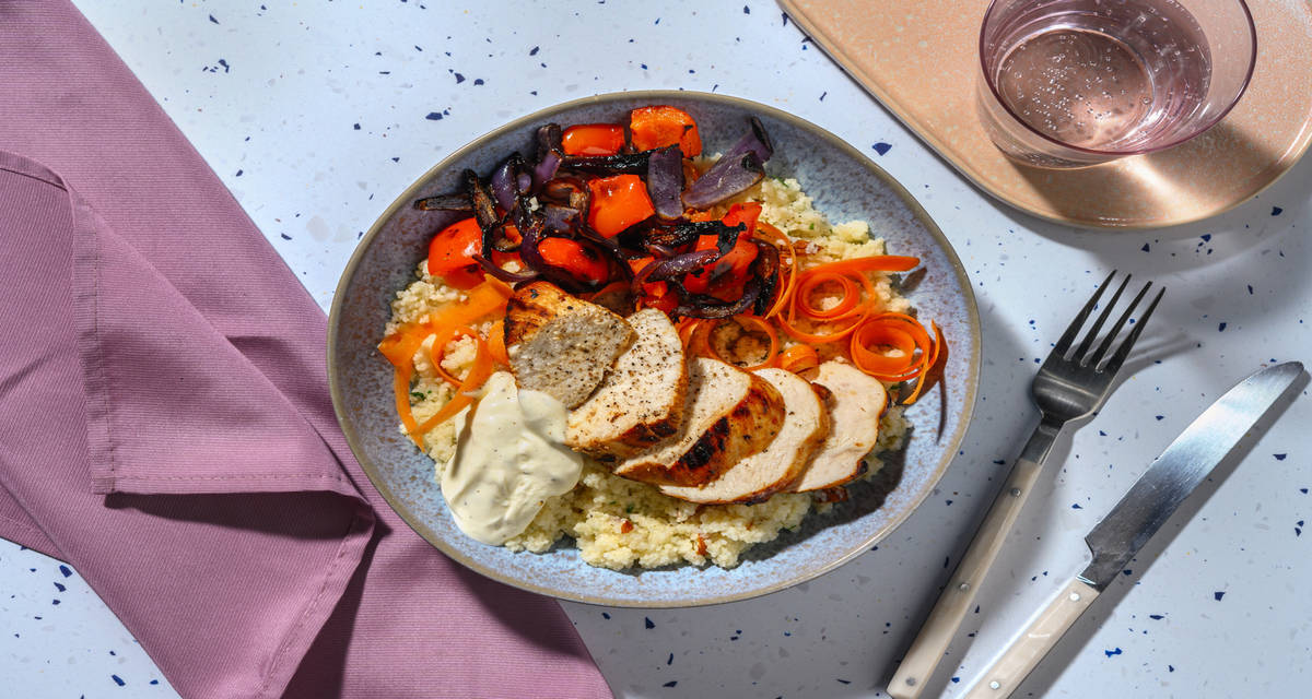 Bowl med BBQ-marinerad kyckling med apelsin- och mandelcouscous