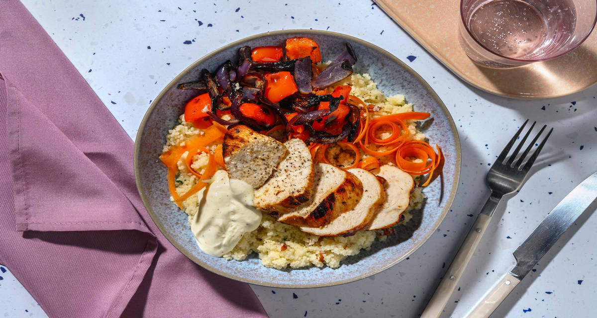 Marineret kyllingebowl med mandel-appelsincouscous og dressing