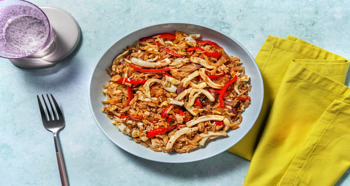 Arroz chaufa con calamar gigante salteado con verduras y huevo