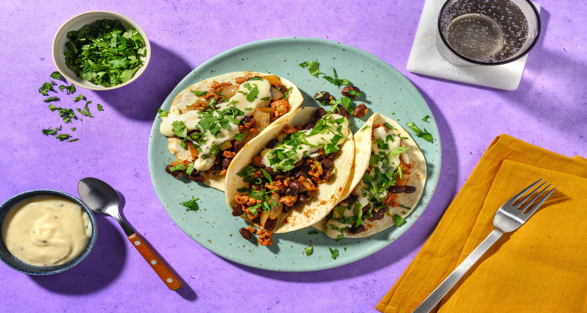 Tacos de cerdo con frijoles con salsa casera de queso y cilantro fresco