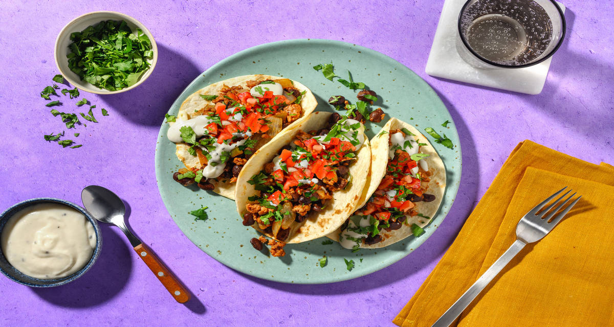 Tacos de cerdo con frijoles con pico de gallo y salsa de queso al cilantro