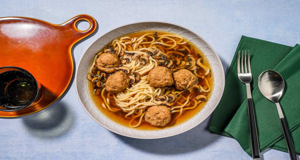 Sopa de fideos udon con albóndigas de cerdo con caldo casero de setas portobello