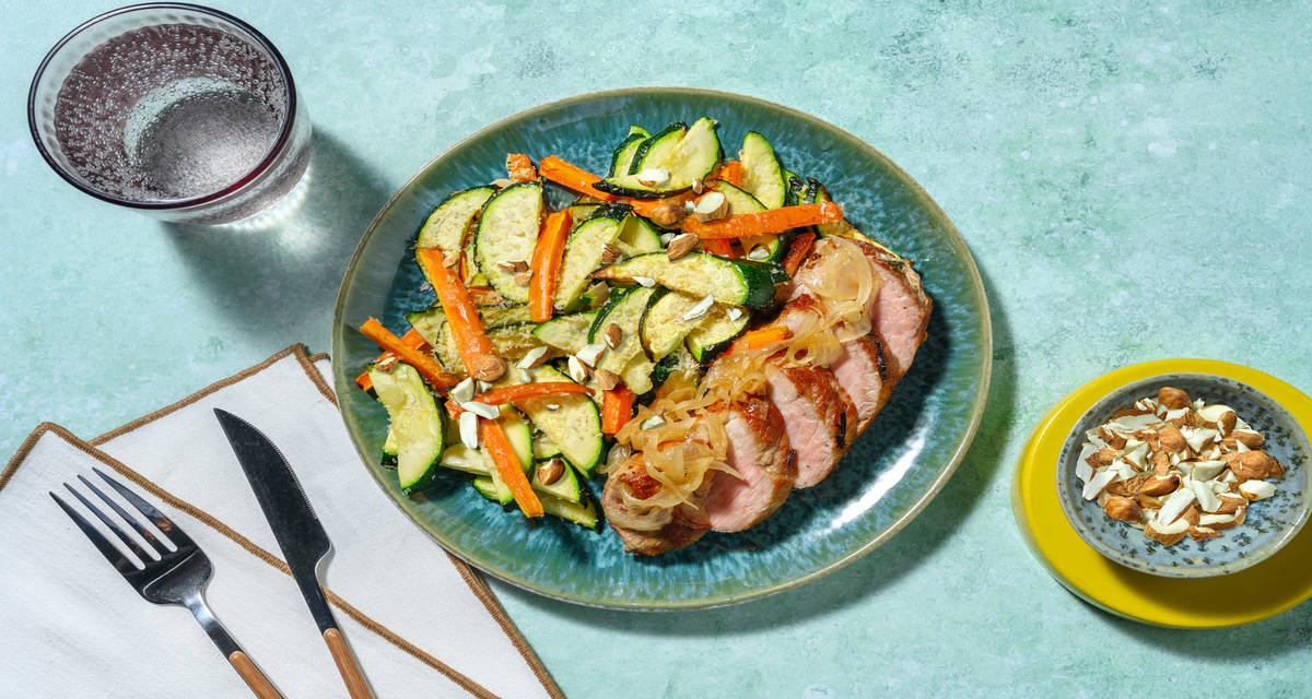 Tagliata di lonza alle cipolle caramellate con verdure gratinate al timo e mandorle