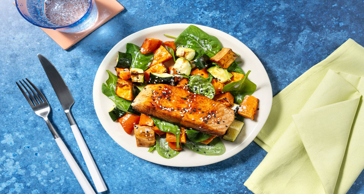 Zalm met sesam-gemberglazuur met geroosterde groenten en knoflooksaus